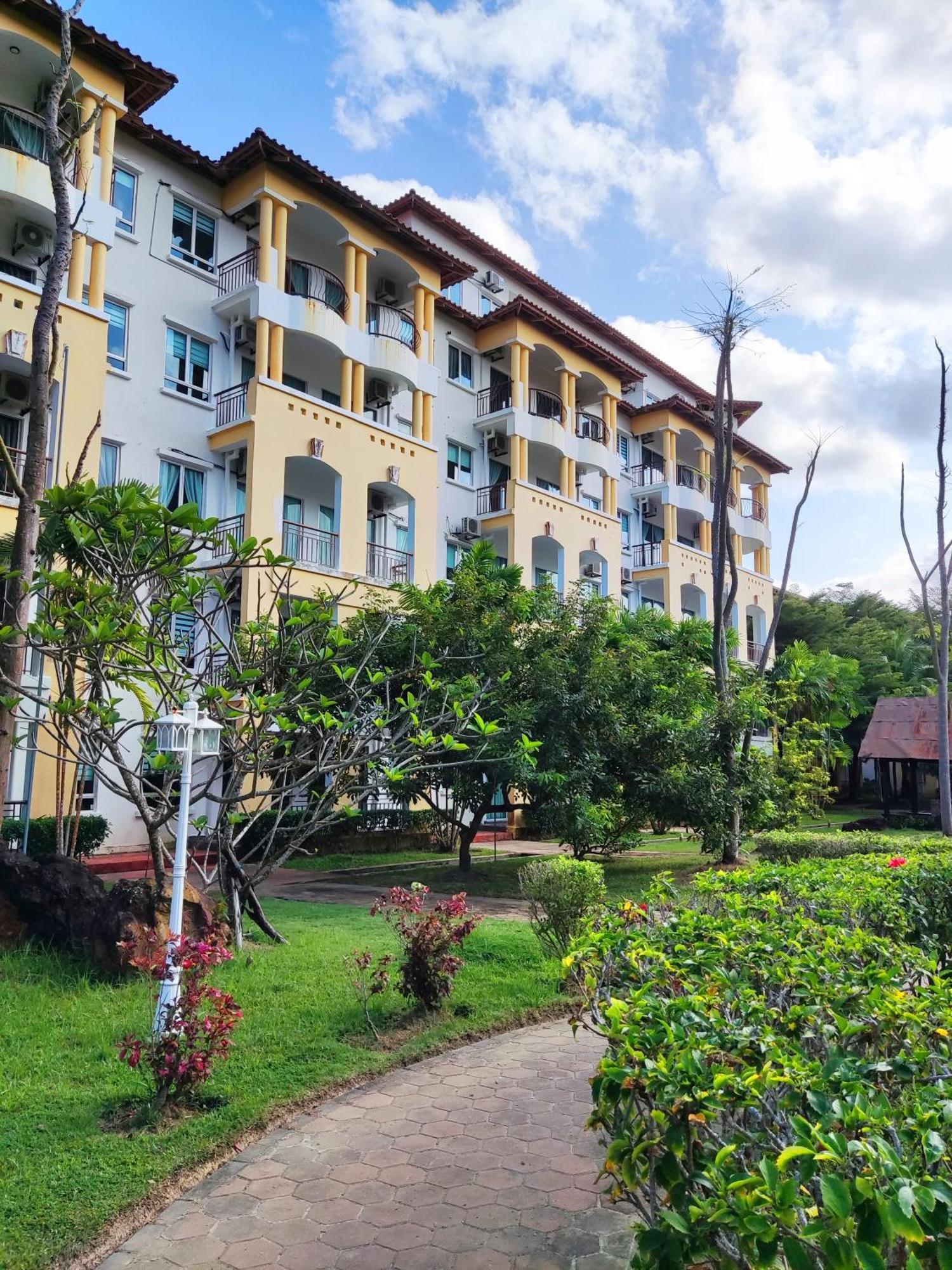 Hideout At Tiara Apartment